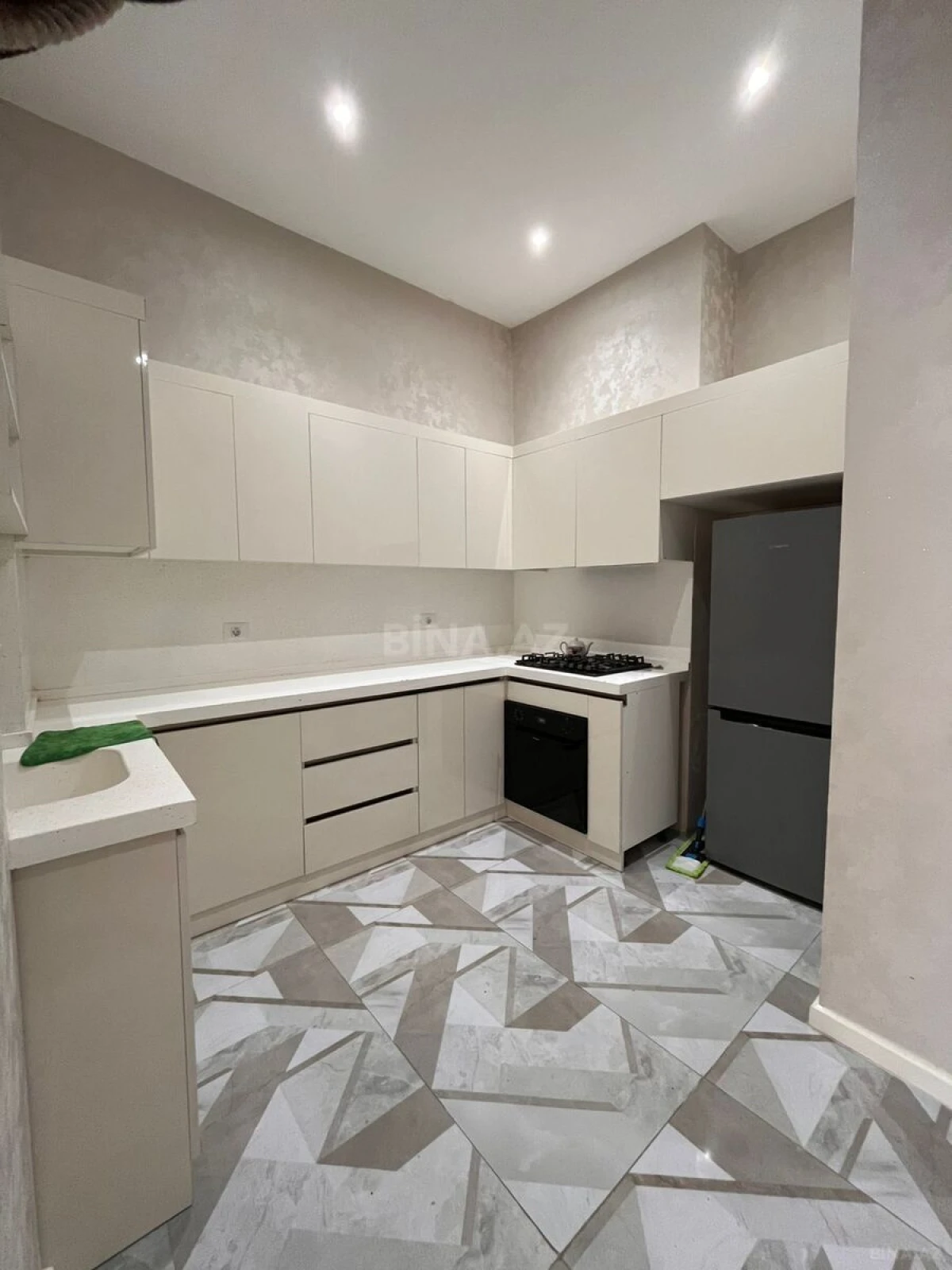 Kirayə verilir 2 otaqlı mənzil 73 m²