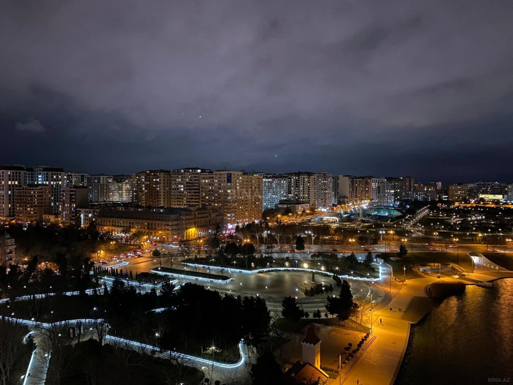 Satılır 3 otaqlı mənzil 140 m²