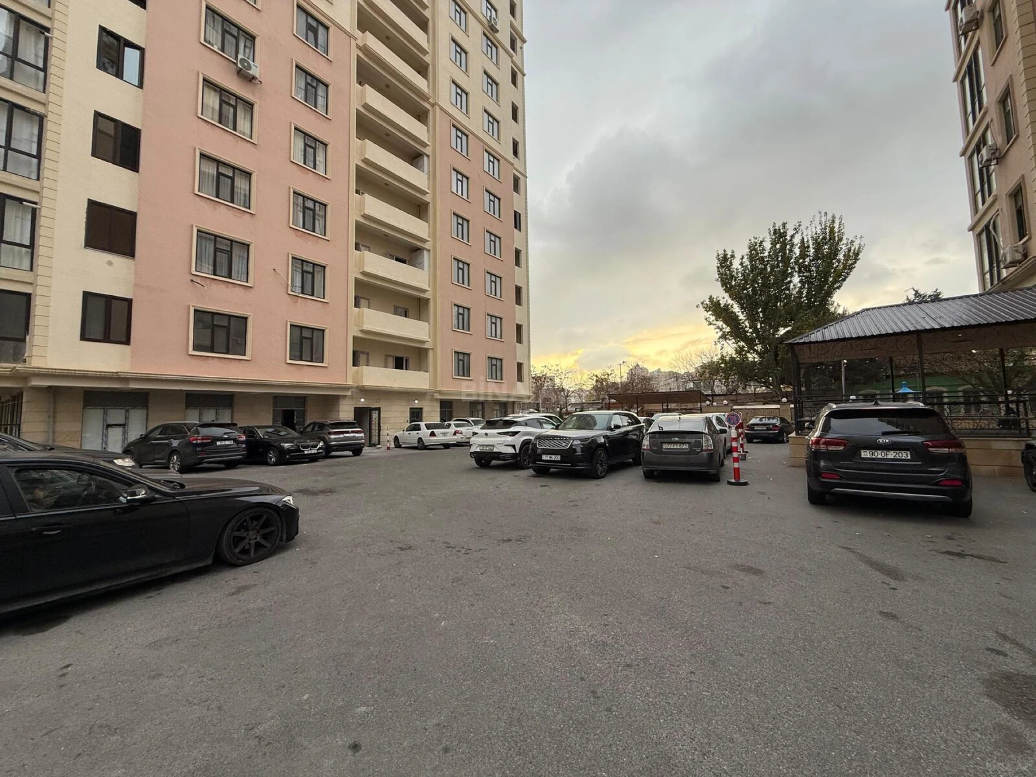 Satılır 3 otaqlı mənzil 118 m²