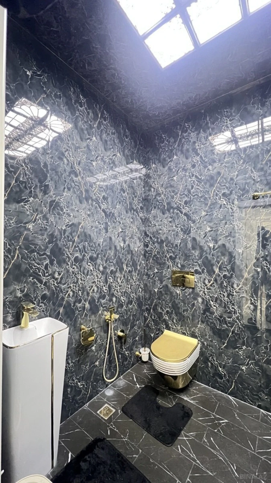 Satılır 3 otaqlı mənzil 140 m²