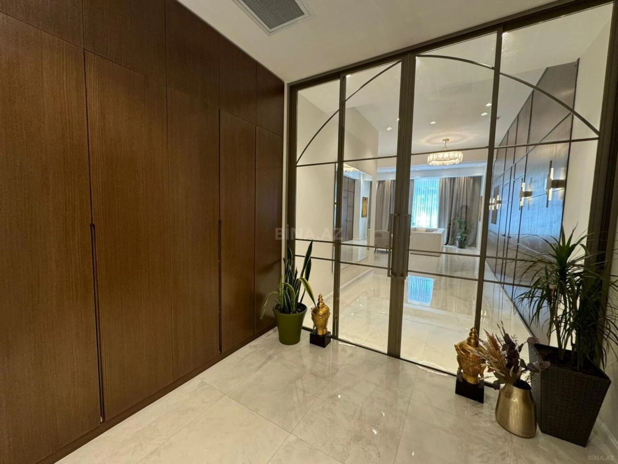 Satılır 4 otaqlı mənzil 155 m²