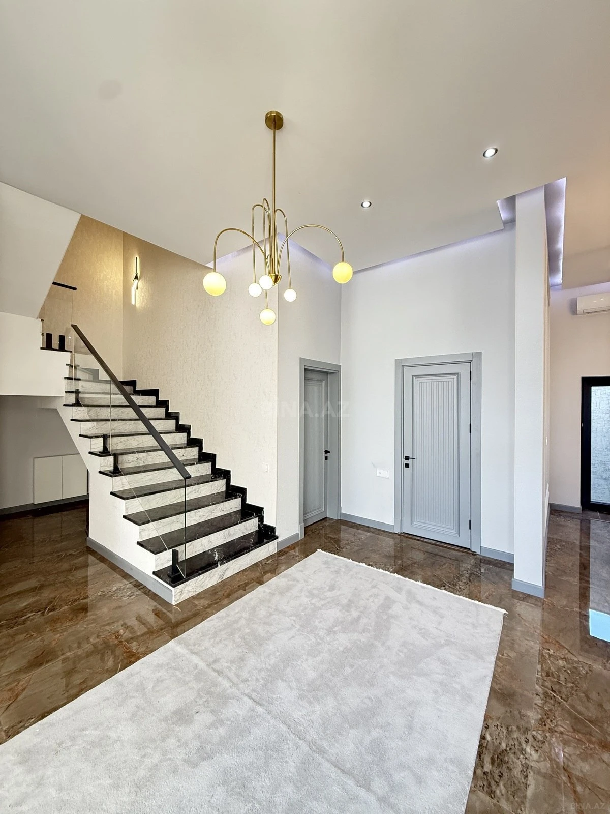 Satılır 5 otaqlı həyət evi 280 m²