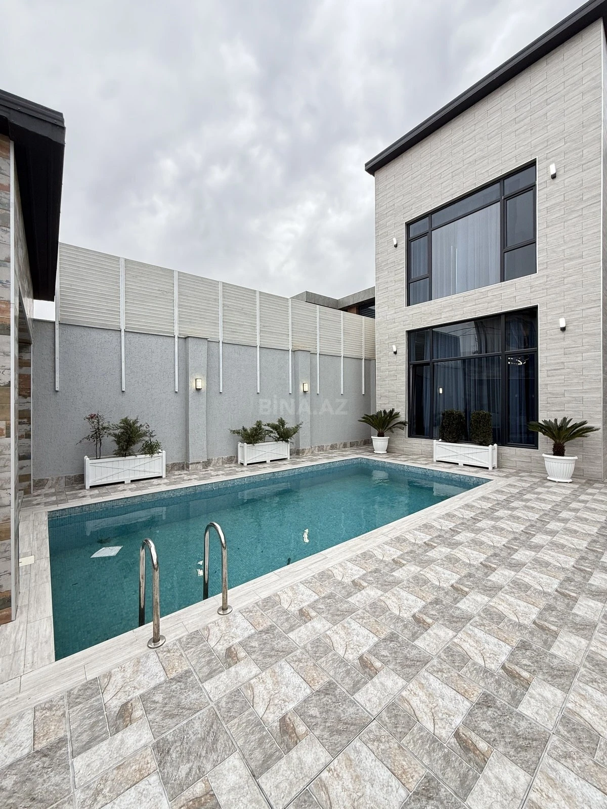 Satılır 5 otaqlı həyət evi 280 m²