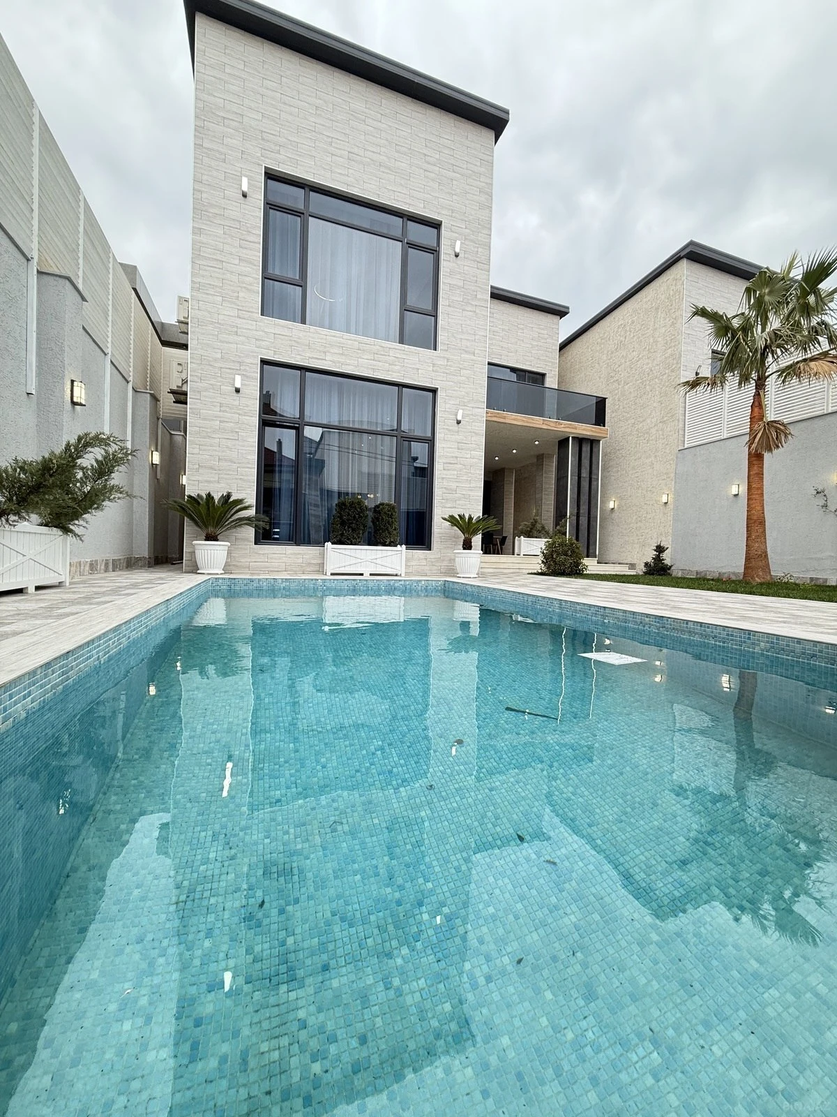 Satılır 5 otaqlı həyət evi 280 m²