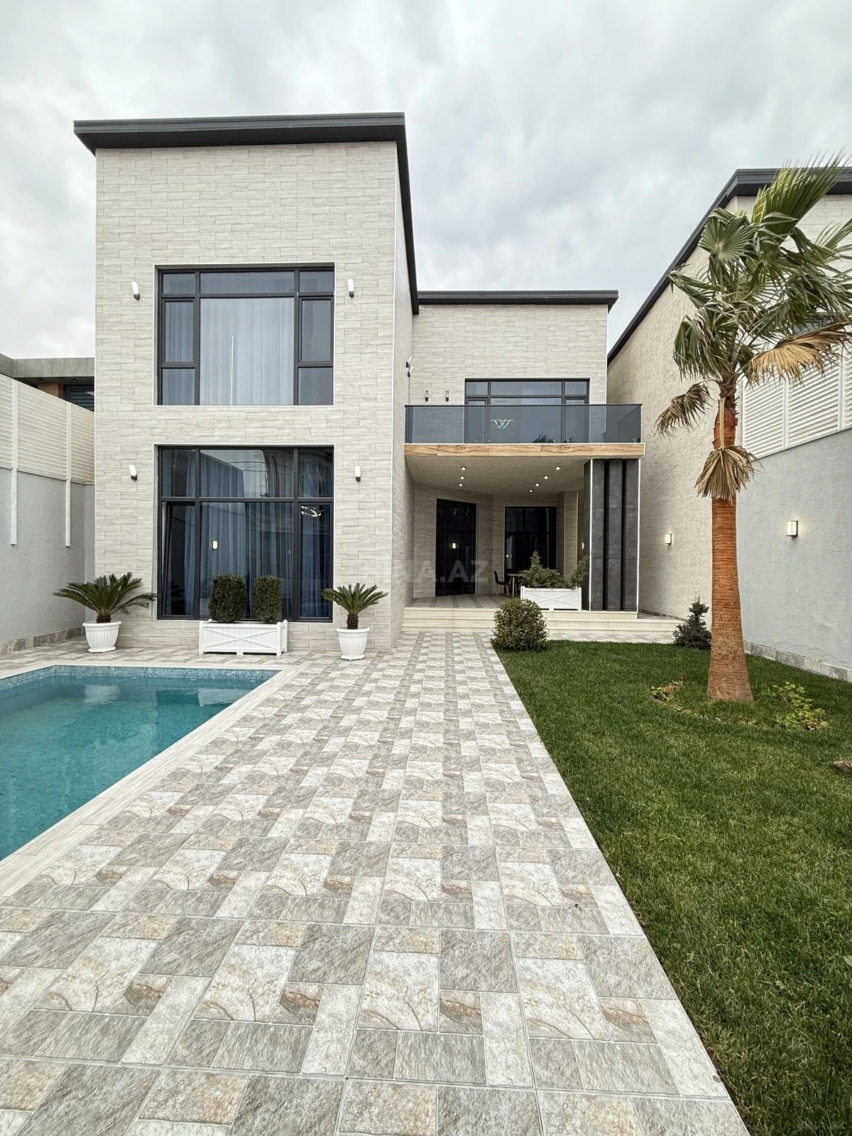 Satılır 5 otaqlı həyət evi 280 m²