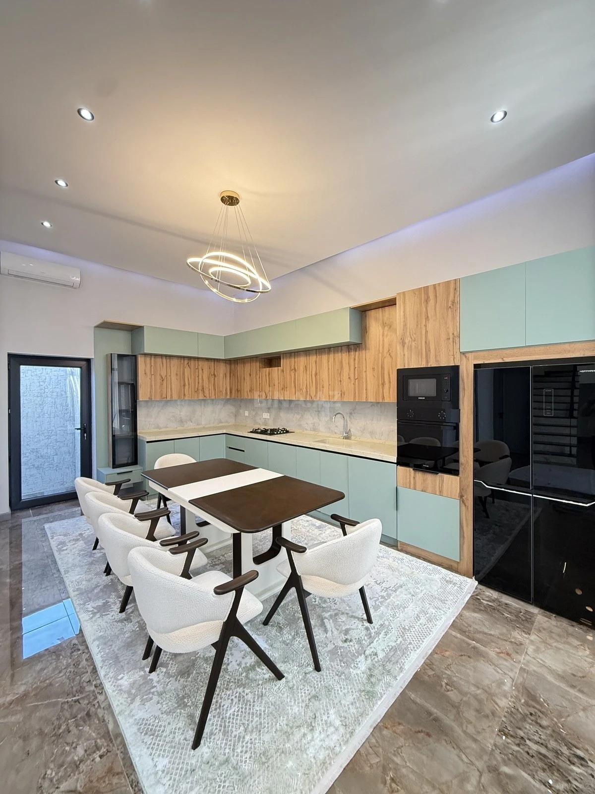 Satılır 5 otaqlı həyət evi 280 m²