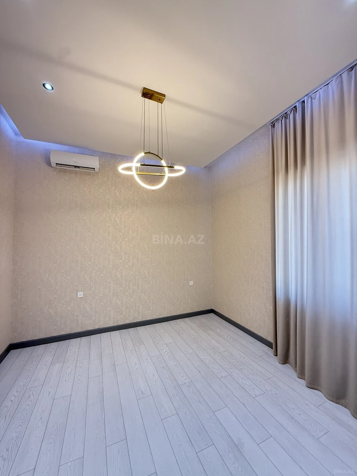 Satılır 5 otaqlı həyət evi 280 m²