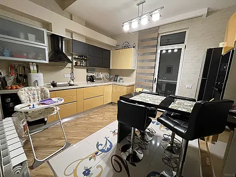 Satılır 3 otaqlı mənzil 200 m²