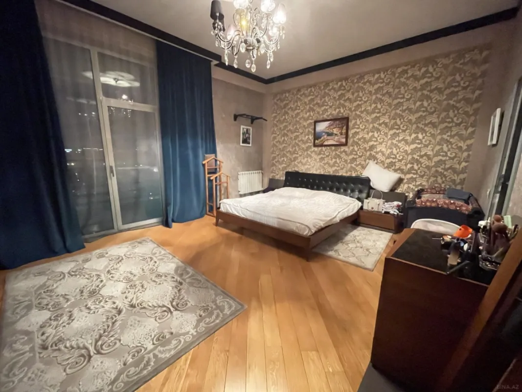 Satılır 3 otaqlı mənzil 200 m²