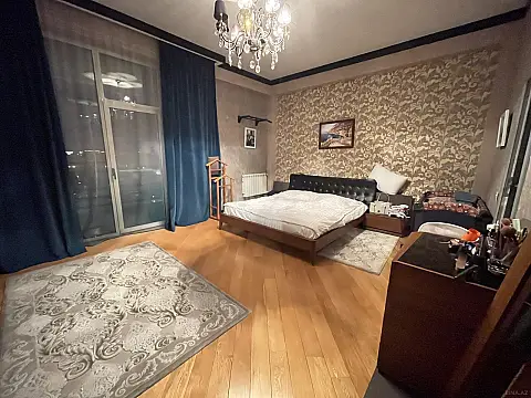 Satılır 3 otaqlı mənzil 200 m²