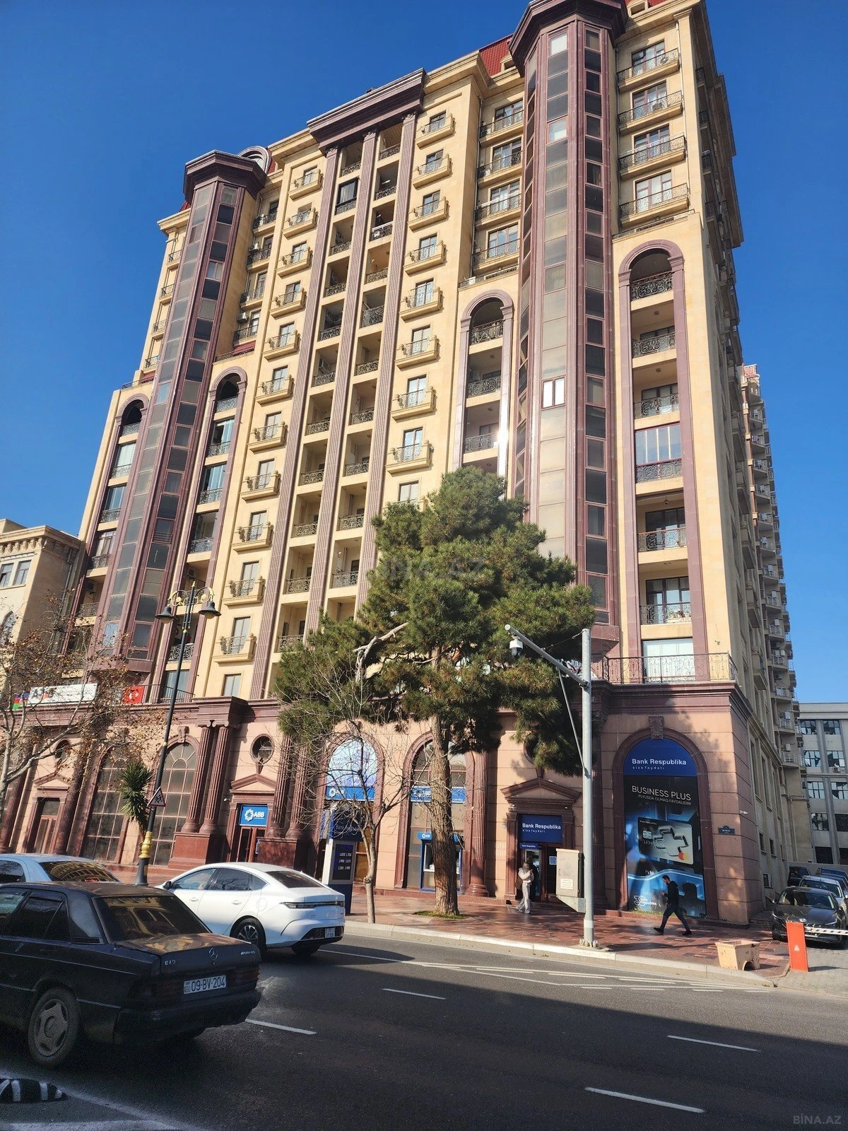 Satılır 3 otaqlı mənzil 138 m²