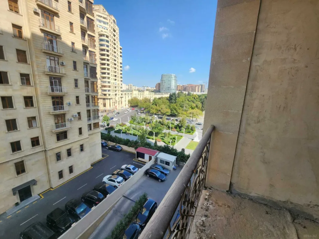 Satılır 3 otaqlı mənzil 138 m²