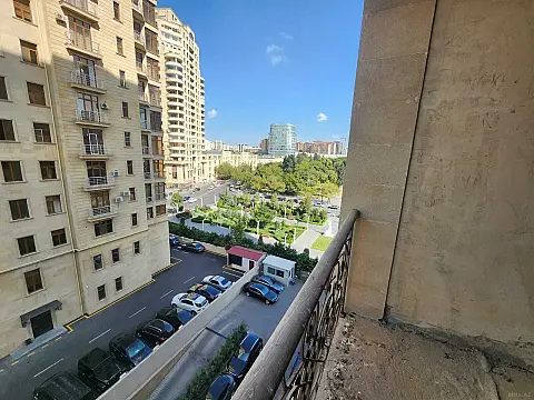 Satılır 3 otaqlı mənzil 138 m²