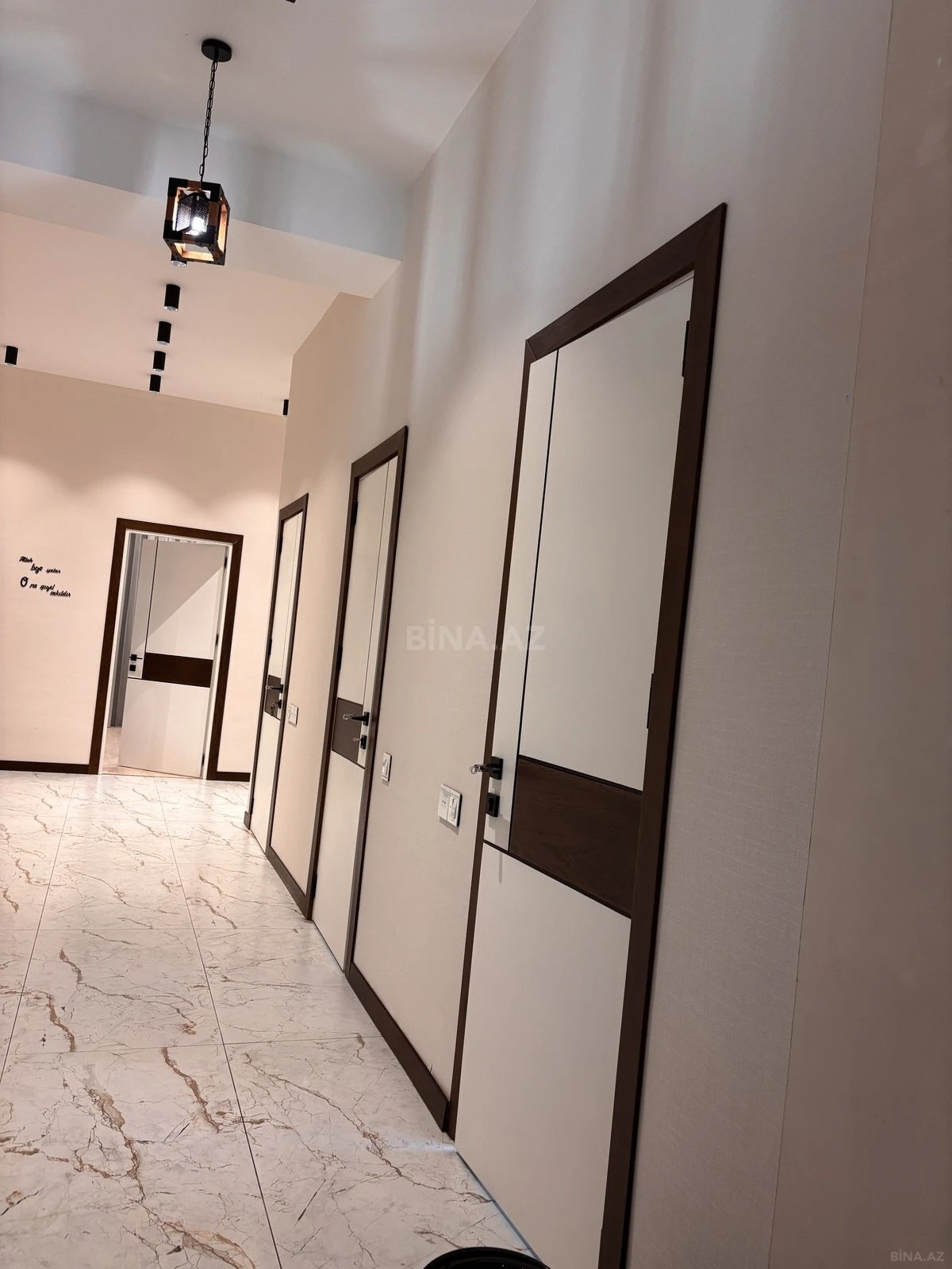 Satılır 4 otaqlı mənzil 136 m²