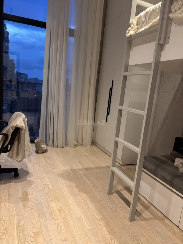 Satılır 4 otaqlı mənzil 136 m²