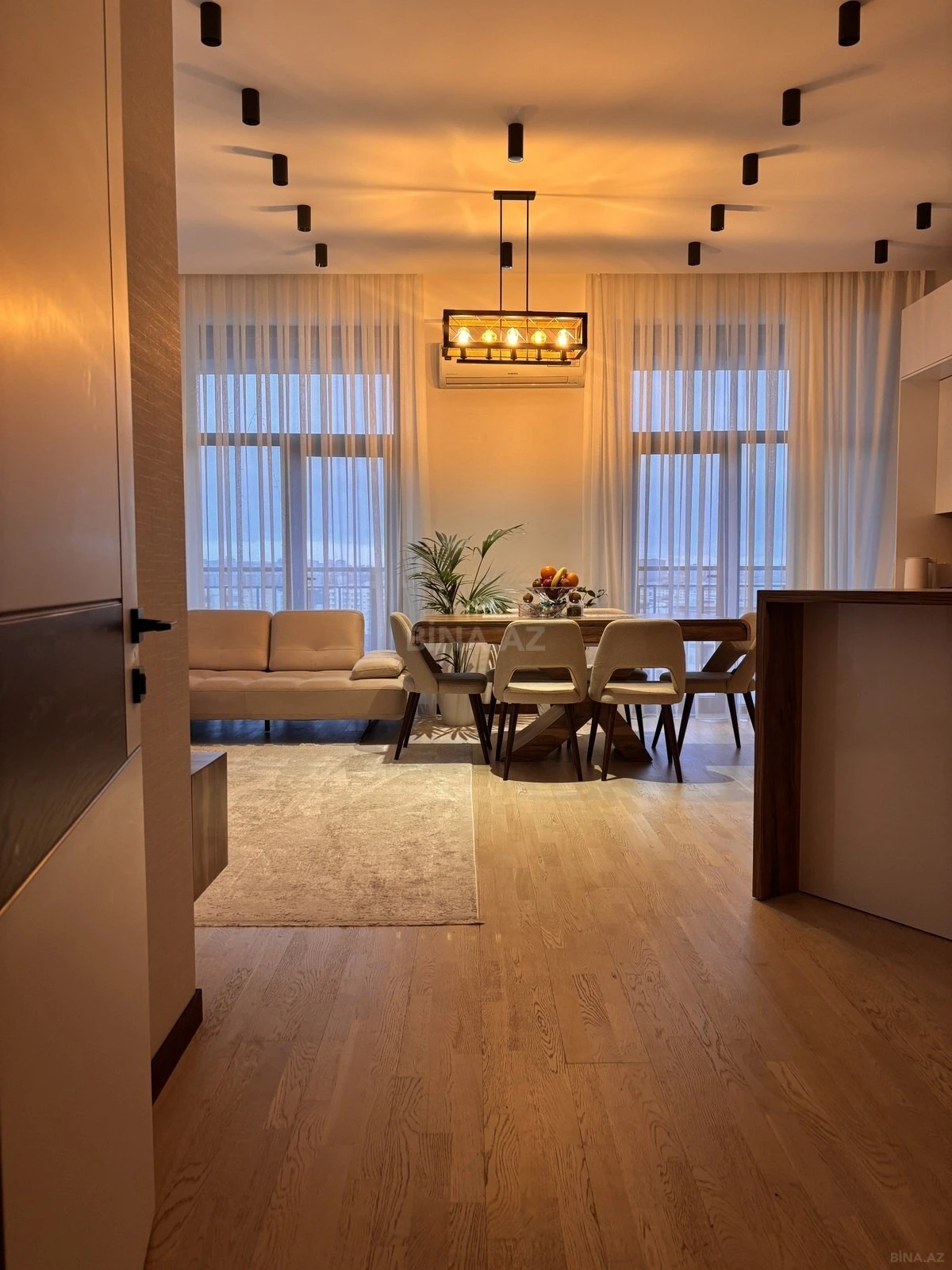 Satılır 4 otaqlı mənzil 136 m²
