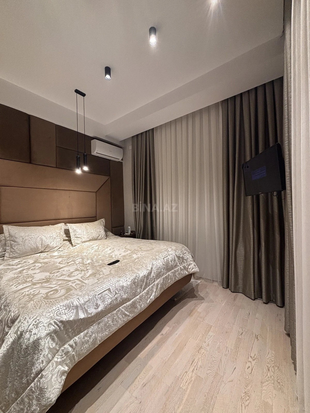 Satılır 4 otaqlı mənzil 136 m²