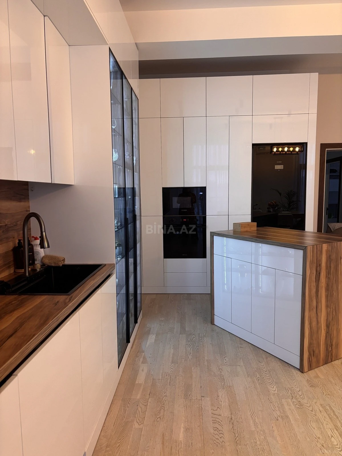 Satılır 4 otaqlı mənzil 136 m²