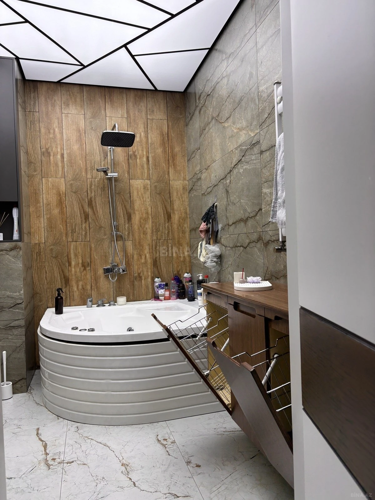 Satılır 4 otaqlı mənzil 136 m²