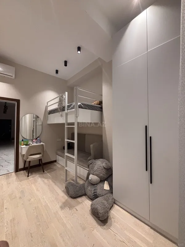 Satılır 4 otaqlı mənzil 136 m²