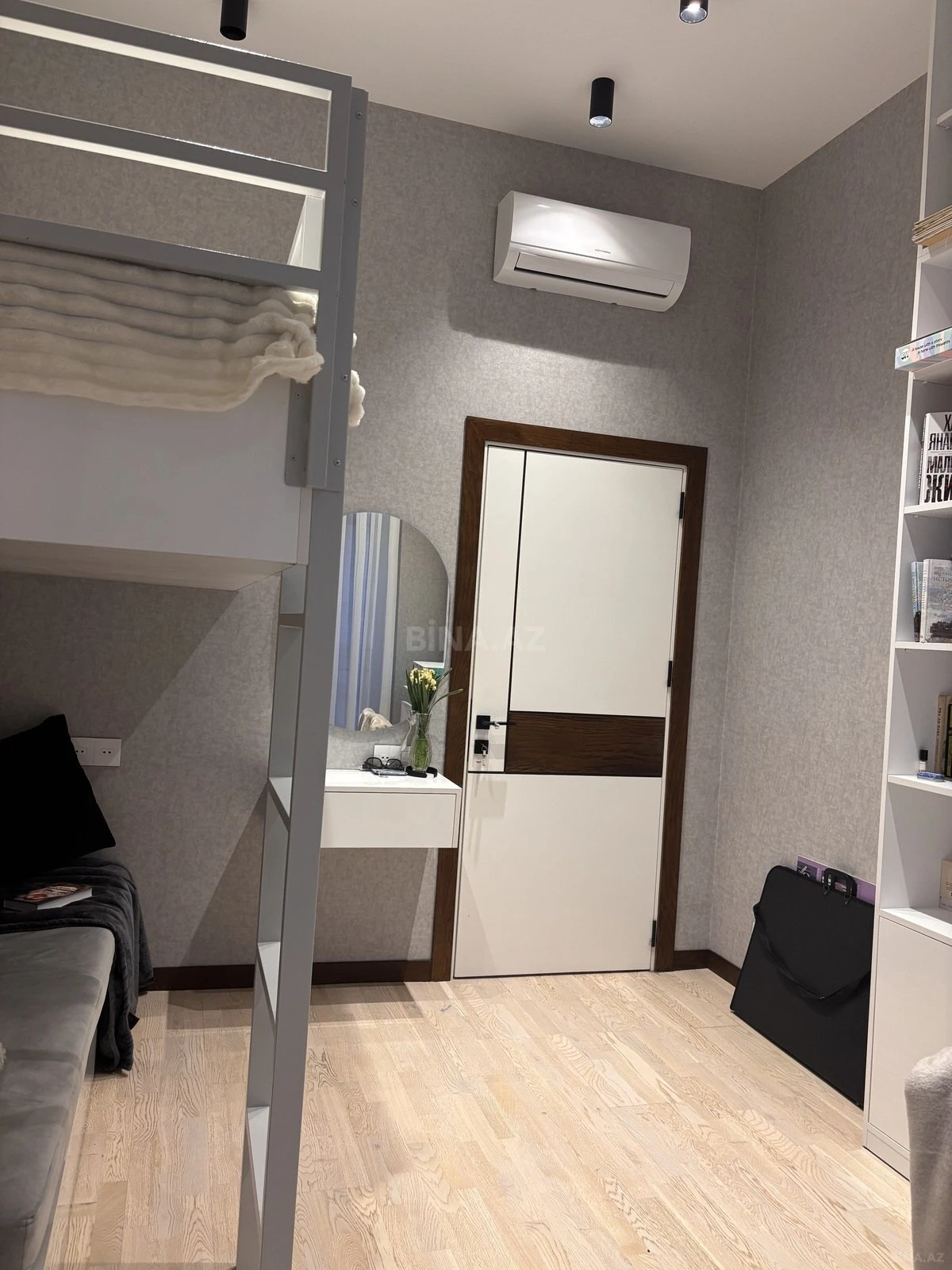 Satılır 4 otaqlı mənzil 136 m²