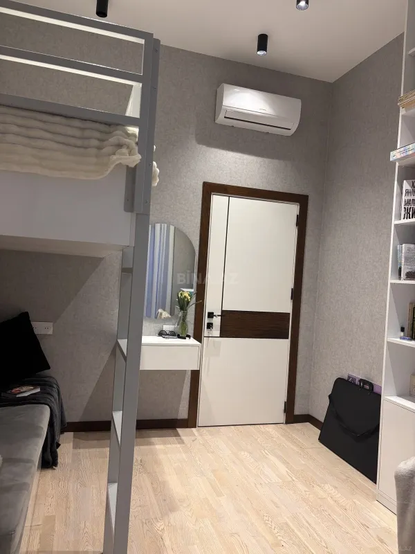 Satılır 4 otaqlı mənzil 136 m²