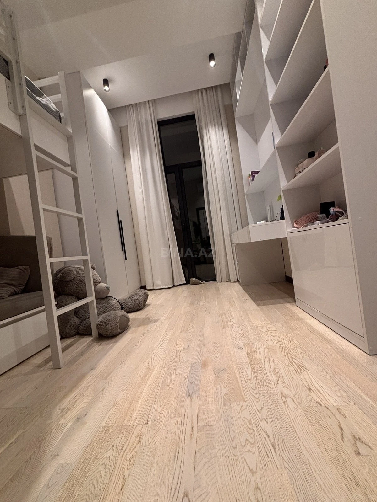 Satılır 4 otaqlı mənzil 136 m²