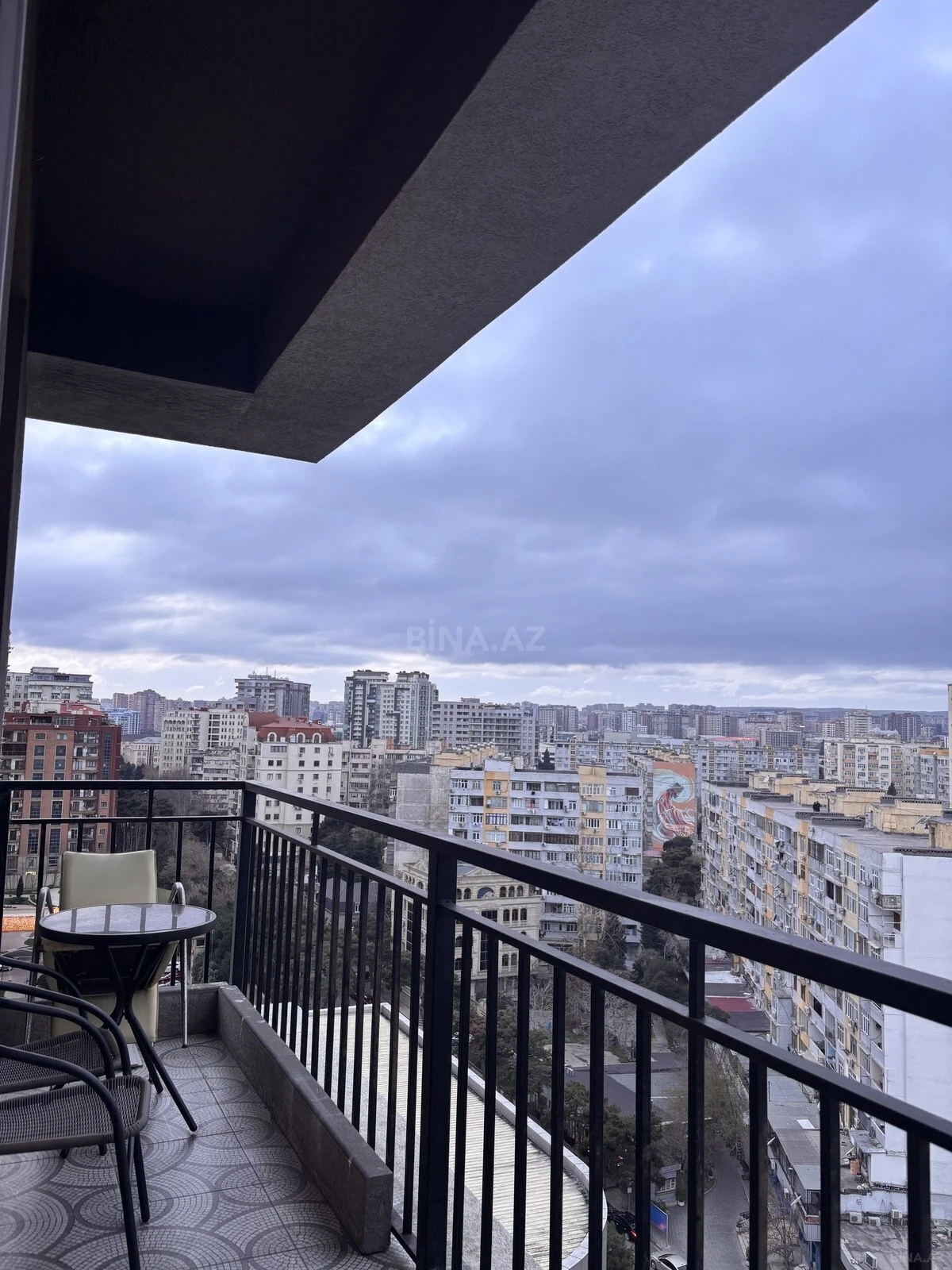 Satılır 4 otaqlı mənzil 136 m²