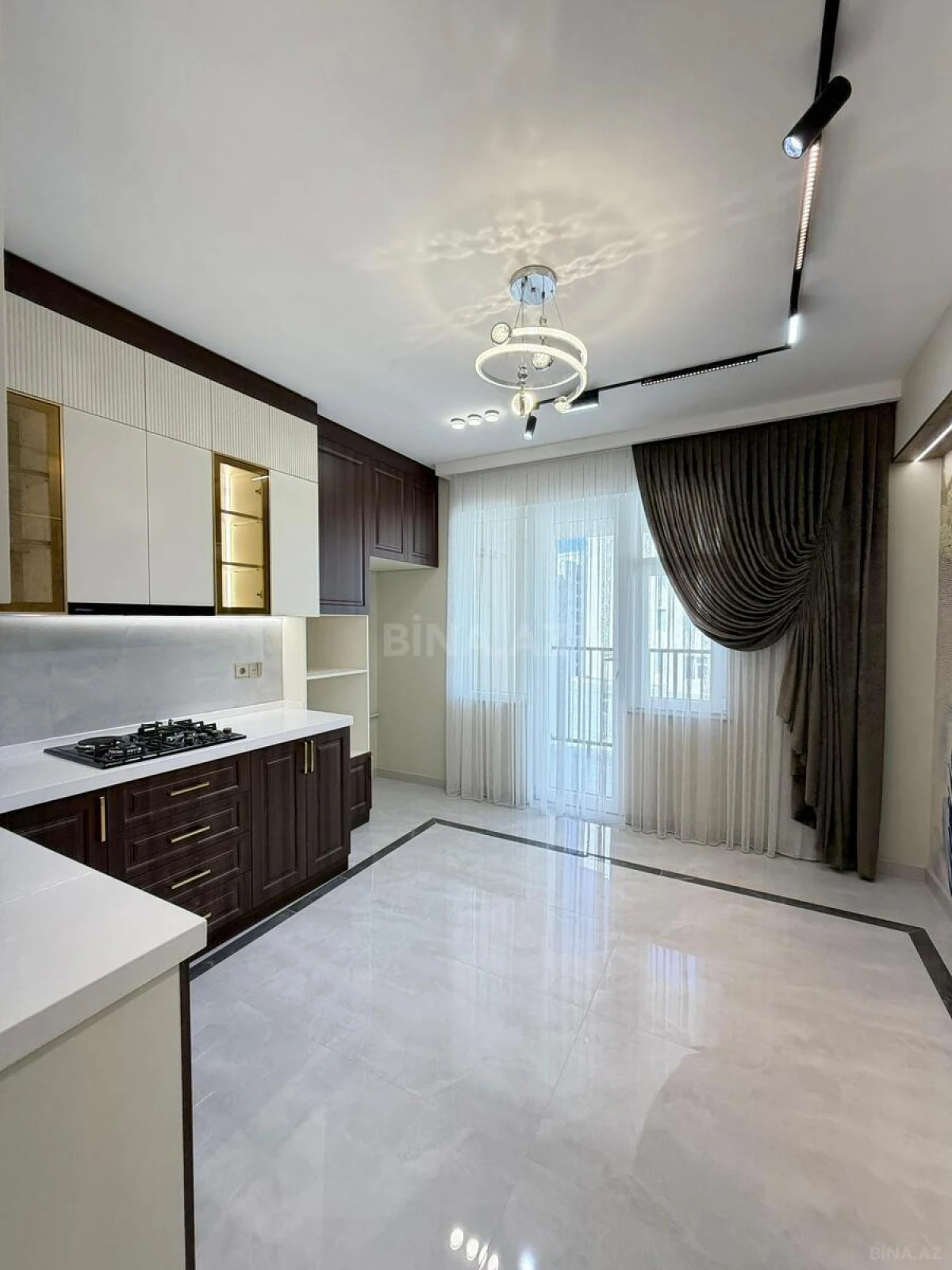 Satılır 3 otaqlı mənzil 122 m²