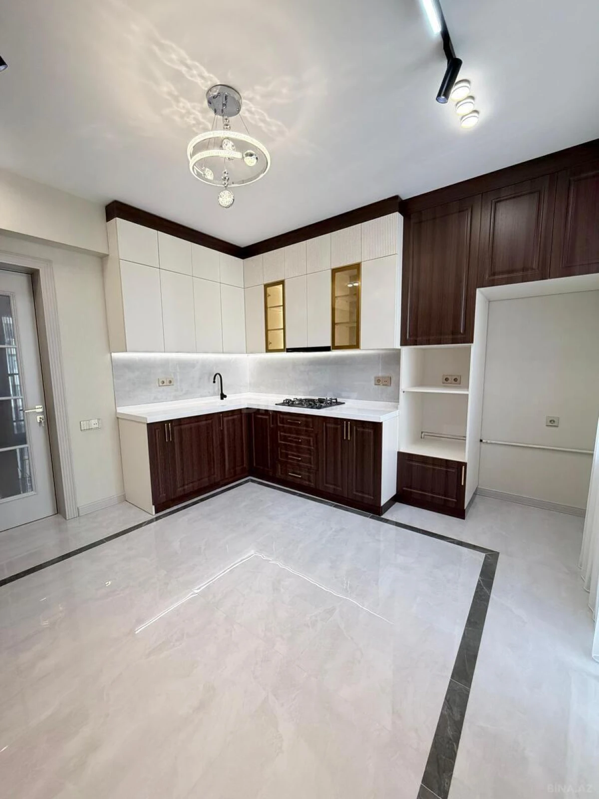 Satılır 3 otaqlı mənzil 122 m²