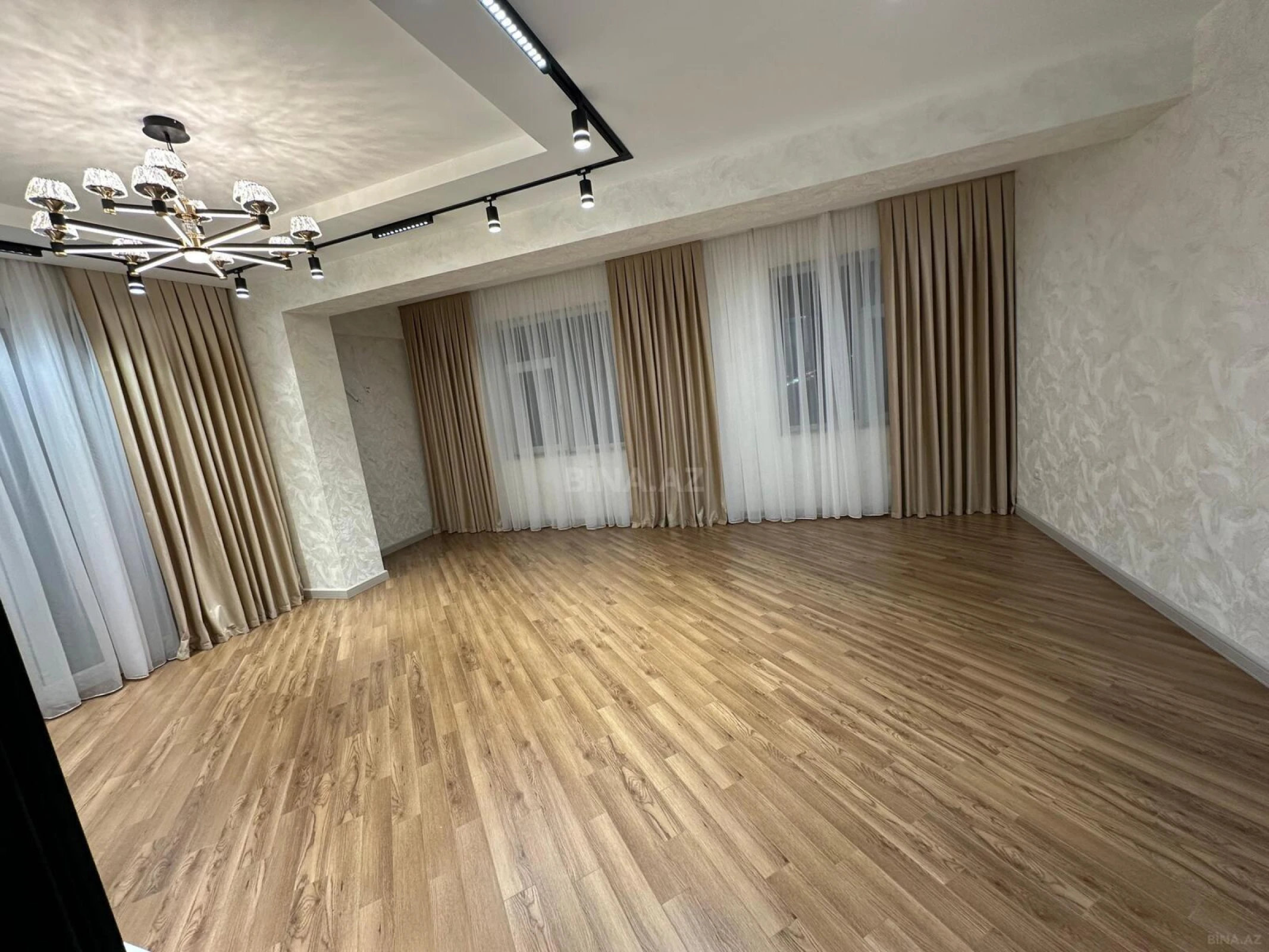 Satılır 3 otaqlı mənzil 127 m²