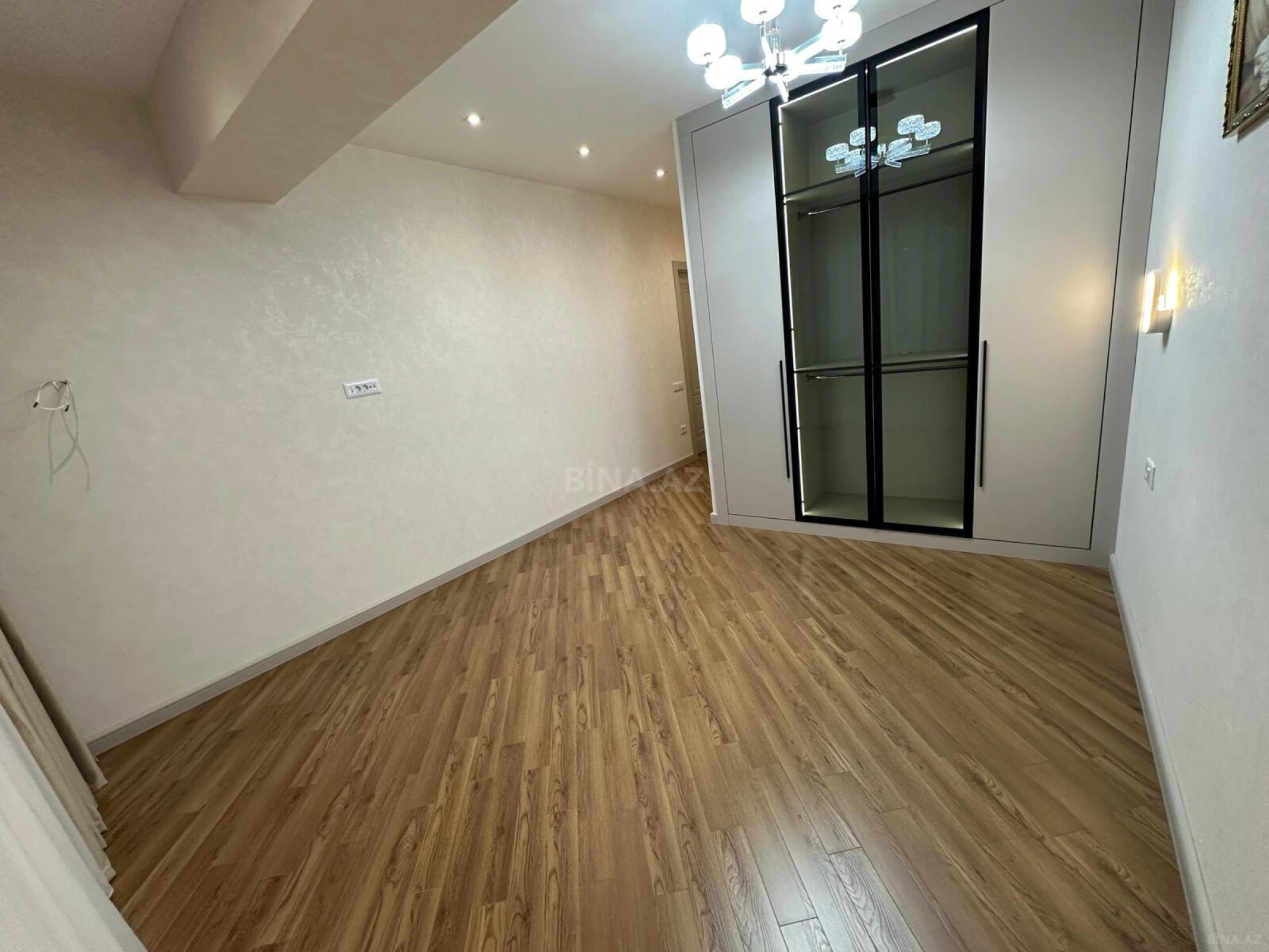 Satılır 3 otaqlı mənzil 127 m²
