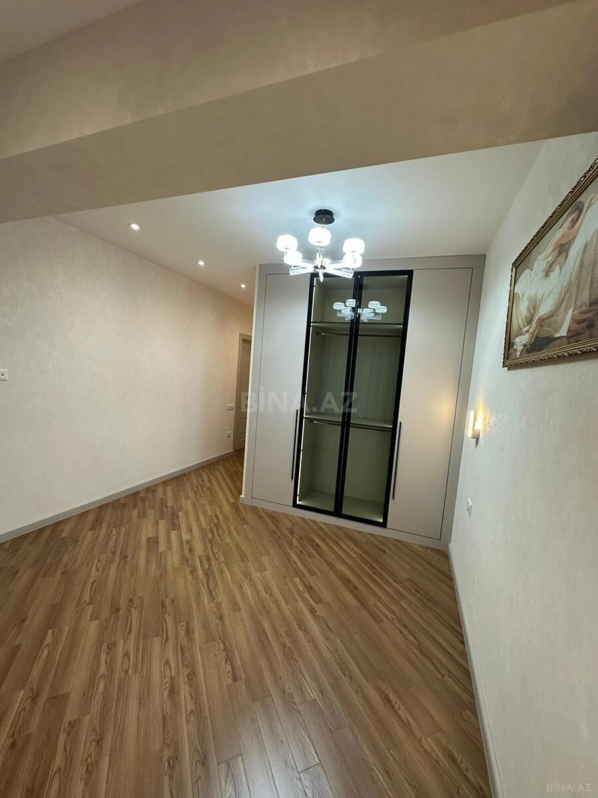 Satılır 3 otaqlı mənzil 127 m²