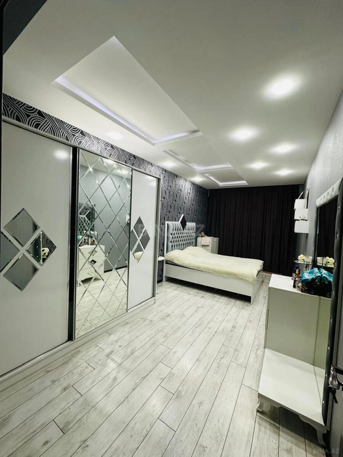 Satılır 3 otaqlı mənzil 133 m²