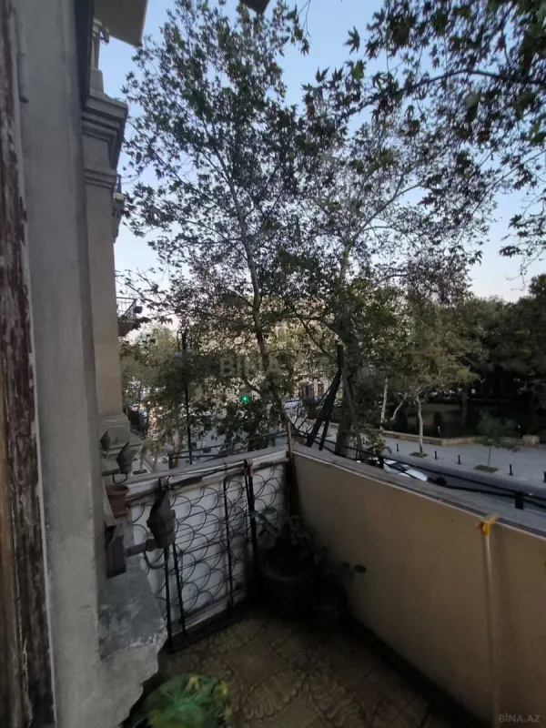 Satılır 4 otaqlı mənzil 140 m²