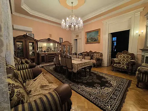 Satılır 4 otaqlı mənzil 140 m²