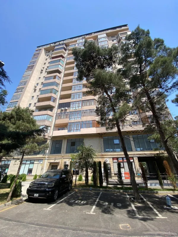Satılır 4 otaqlı mənzil 158 m²