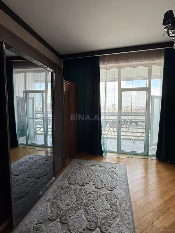 Satılır 3 otaqlı mənzil 190 m²