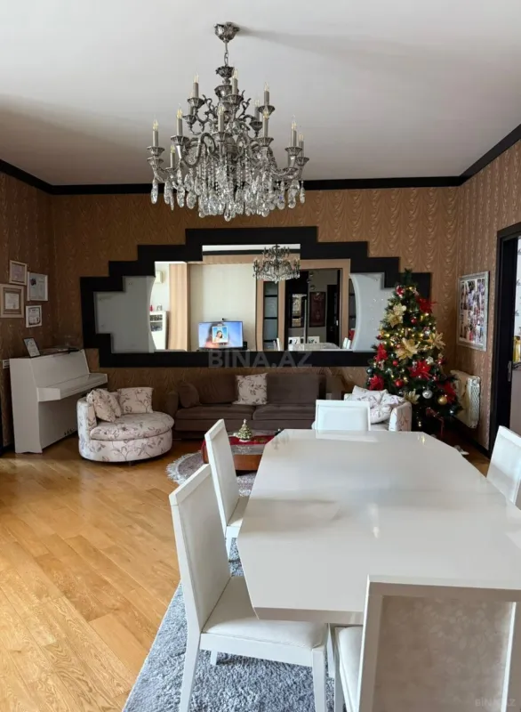 Satılır 3 otaqlı mənzil 190 m²