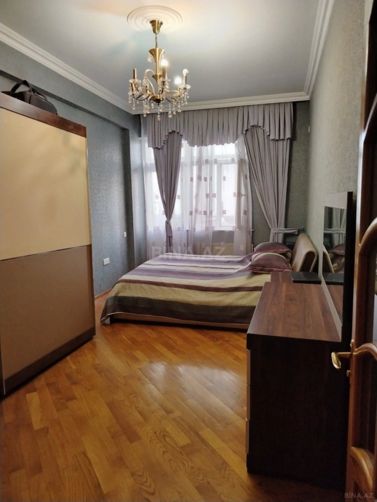 Satılır 4 otaqlı mənzil 148 m²