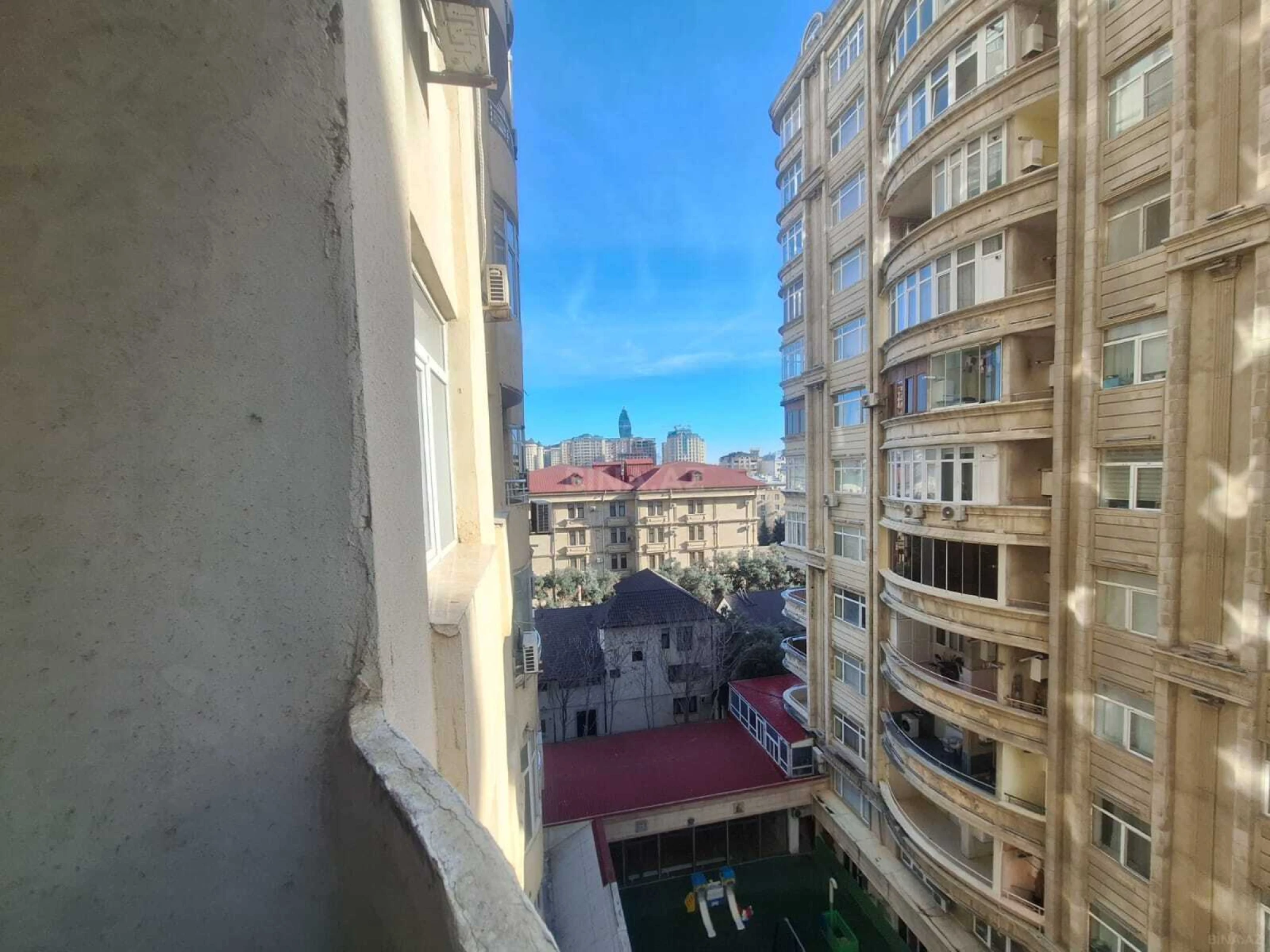Satılır 3 otaqlı mənzil 143 m²