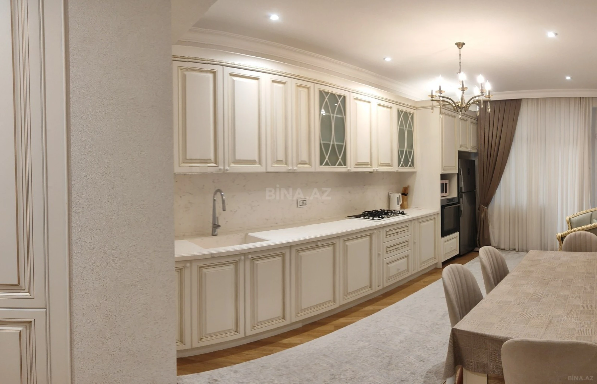 Kirayə verilir 4 otaqlı mənzil 220 m²