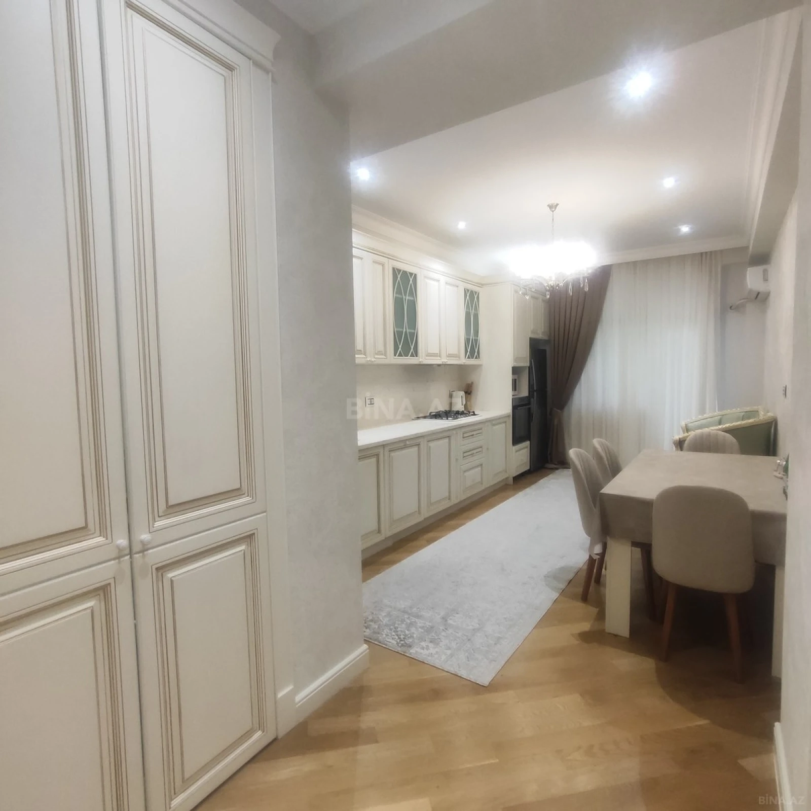 Kirayə verilir 4 otaqlı mənzil 220 m²