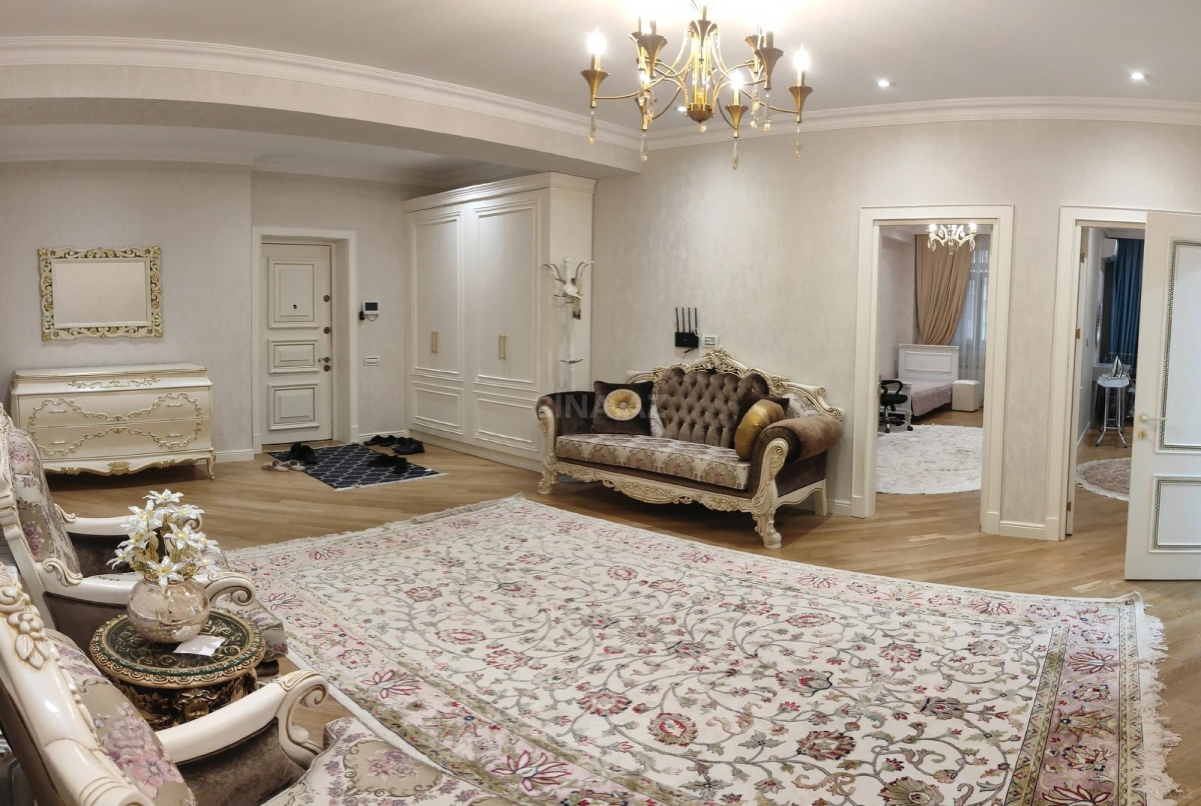 Kirayə verilir 4 otaqlı mənzil 220 m²