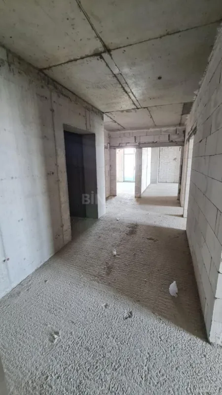 Satılır 4 otaqlı mənzil 178 m²
