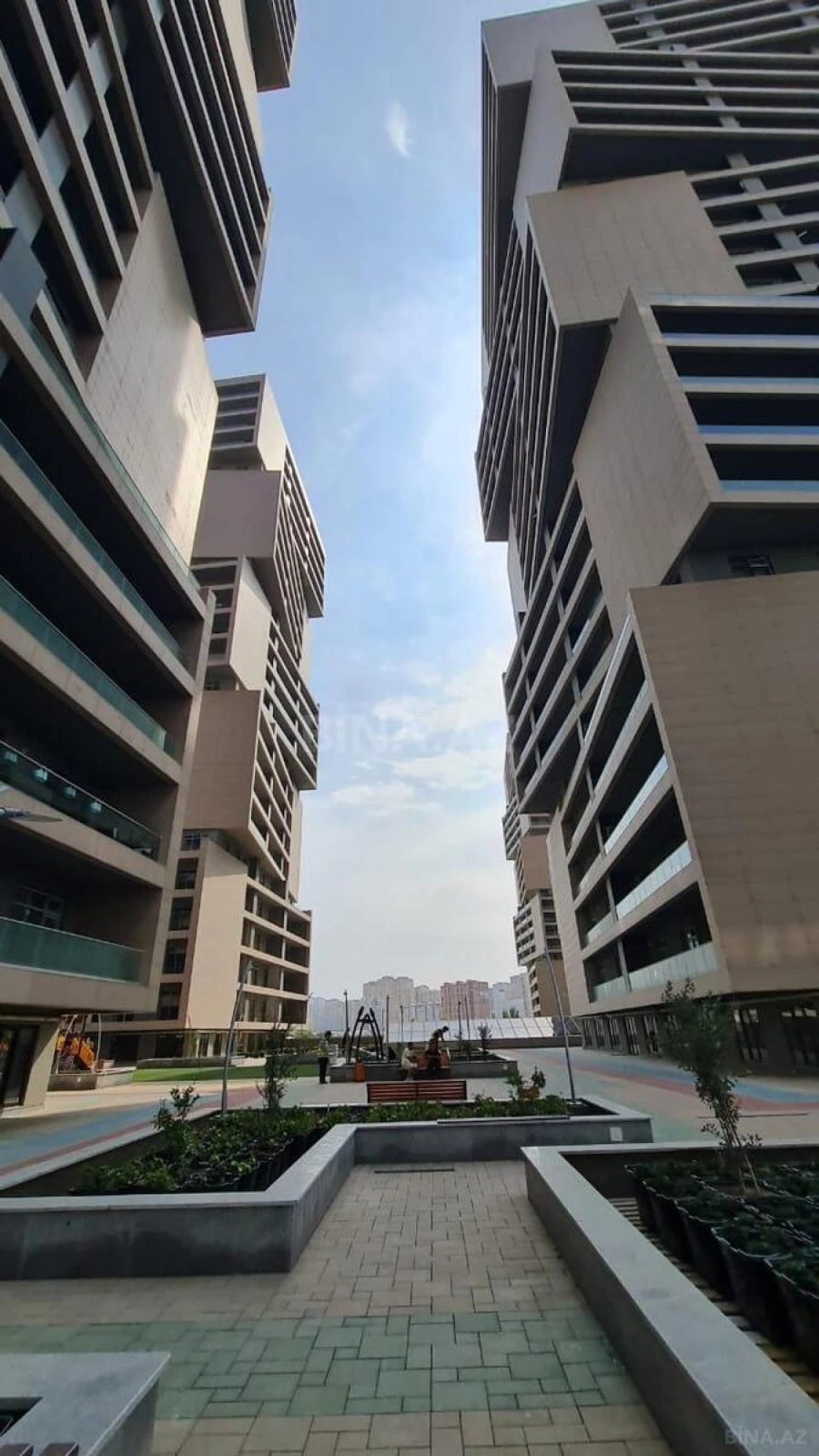 Satılır 4 otaqlı mənzil 178 m²