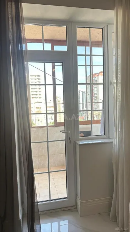 Satılır 3 otaqlı mənzil 165 m²