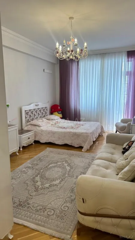 Satılır 3 otaqlı mənzil 165 m²