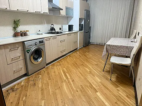 Satılır 3 otaqlı mənzil 145 m²