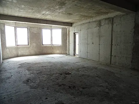 Satılır 4 otaqlı mənzil 196 m²